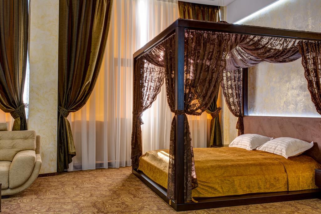 Khan-Chinar Hotel Dněpropetrovsk Exteriér fotografie